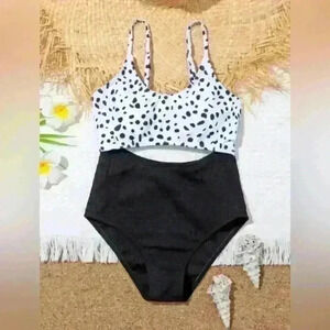 SHEIN Girls Dalmatian Print Cut-Out One Piece Swimsuit‎  160